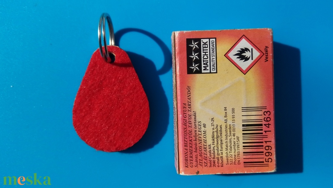 Piros filces kulcstartó csepp formájú fa alappal. Élénk, figyelemfelkeltő posztó hatású felülettel. - táska & tok - kulcstartó & táskadísz - kulcstartó - Meska.hu