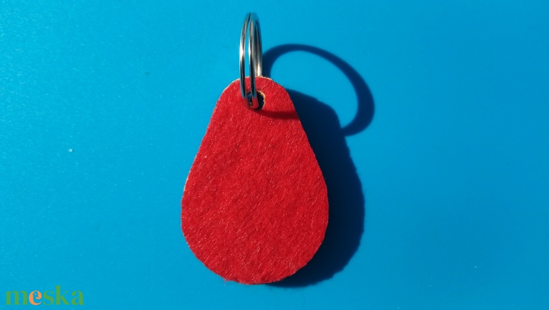 Piros filces kulcstartó csepp formájú fa alappal. Élénk, figyelemfelkeltő posztó hatású felülettel. - táska & tok - kulcstartó & táskadísz - kulcstartó - Meska.hu