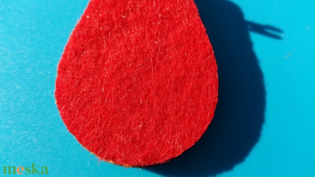 Piros filces kulcstartó csepp formájú fa alappal. Élénk, figyelemfelkeltő posztó hatású felülettel. - táska & tok - kulcstartó & táskadísz - kulcstartó - Meska.hu