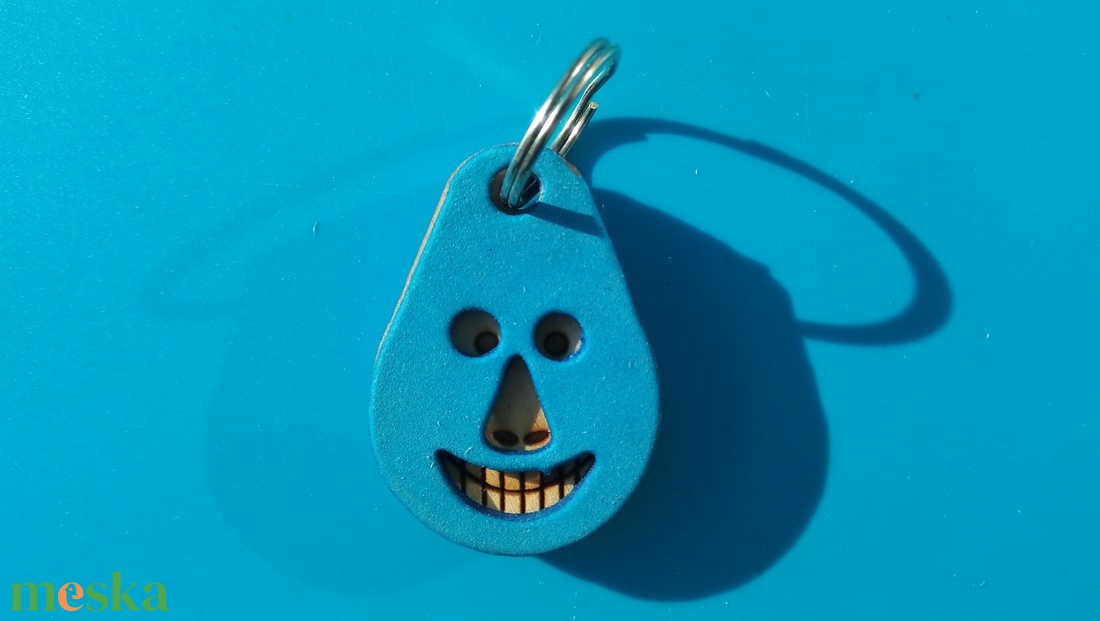 Kék, Vidám Busó kulcstartó. Gumírozott felület, gravírozott alappal. Vidámaknak jár, búsulóknak vidító ajándék. - táska & tok - kulcstartó & táskadísz - kulcstartó - Meska.hu