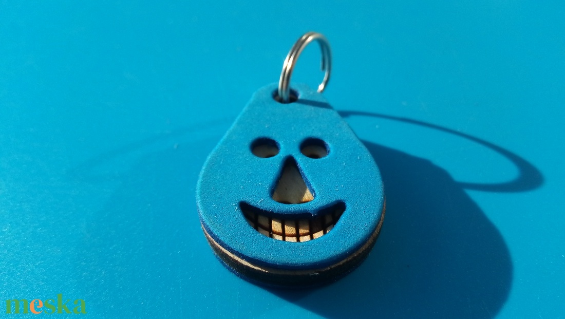 Kék, Vidám Busó kulcstartó. Gumírozott felület, gravírozott alappal. Vidámaknak jár, búsulóknak vidító ajándék. - táska & tok - kulcstartó & táskadísz - kulcstartó - Meska.hu