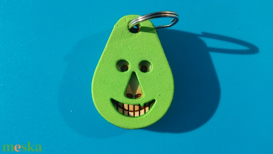 Zöld, Vidám Busó kulcstartó. Gumírozott felület, gravírozott alappal. Vidámaknak jár, búsulóknak vidító ajándék. - táska & tok - kulcstartó & táskadísz - kulcstartó - Meska.hu