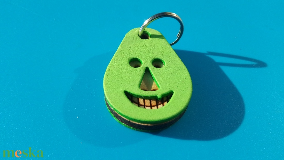 Zöld, Vidám Busó kulcstartó. Gumírozott felület, gravírozott alappal. Vidámaknak jár, búsulóknak vidító ajándék. - táska & tok - kulcstartó & táskadísz - kulcstartó - Meska.hu