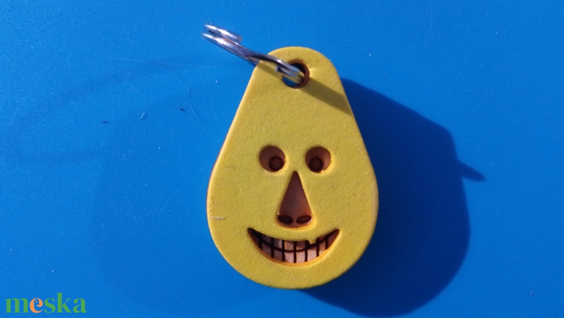 Sárga, Vidám Busó kulcstartó. Gumírozott felület, gravírozott alappal. Vidámaknak jár, búsulóknak vidító ajándék. - táska & tok - kulcstartó & táskadísz - kulcstartó - Meska.hu