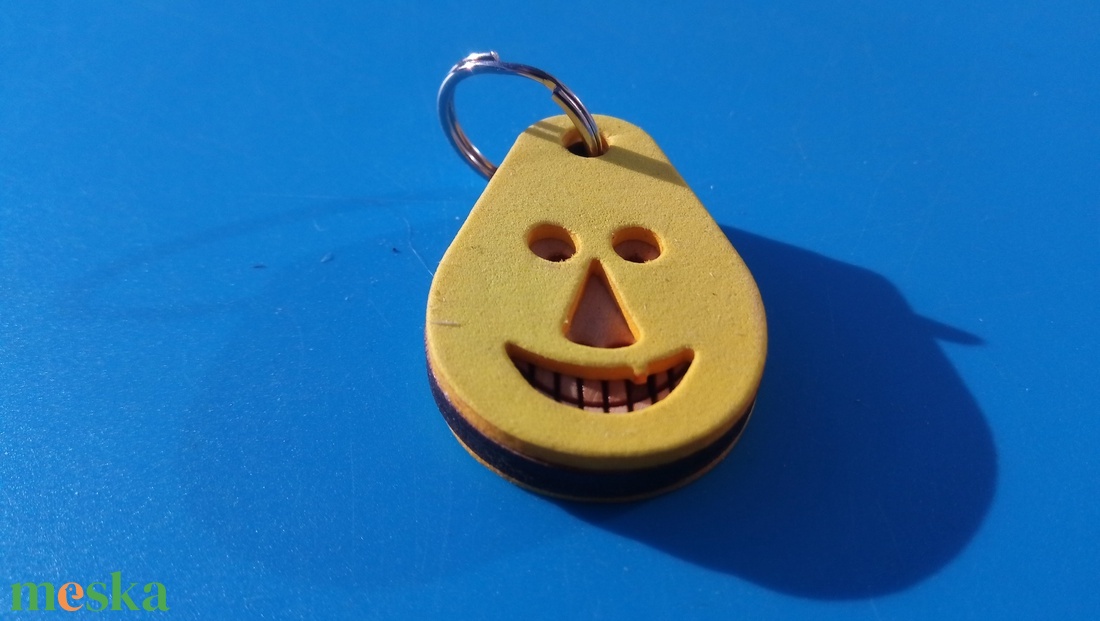 Sárga, Vidám Busó kulcstartó. Gumírozott felület, gravírozott alappal. Vidámaknak jár, búsulóknak vidító ajándék. - táska & tok - kulcstartó & táskadísz - kulcstartó - Meska.hu