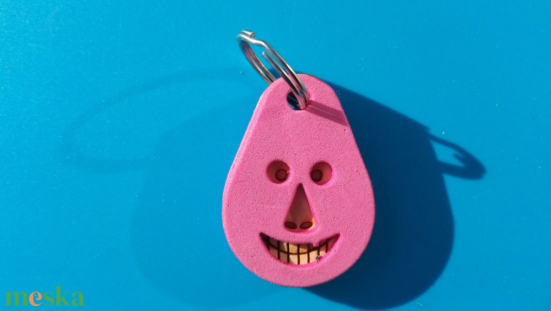 Rózsaszín, Vidám Busó kulcstartó. Gumírozott felület, gravírozott alappal. Vidámaknak jár, búsulóknak vidító ajándék. - táska & tok - kulcstartó & táskadísz - kulcstartó - Meska.hu