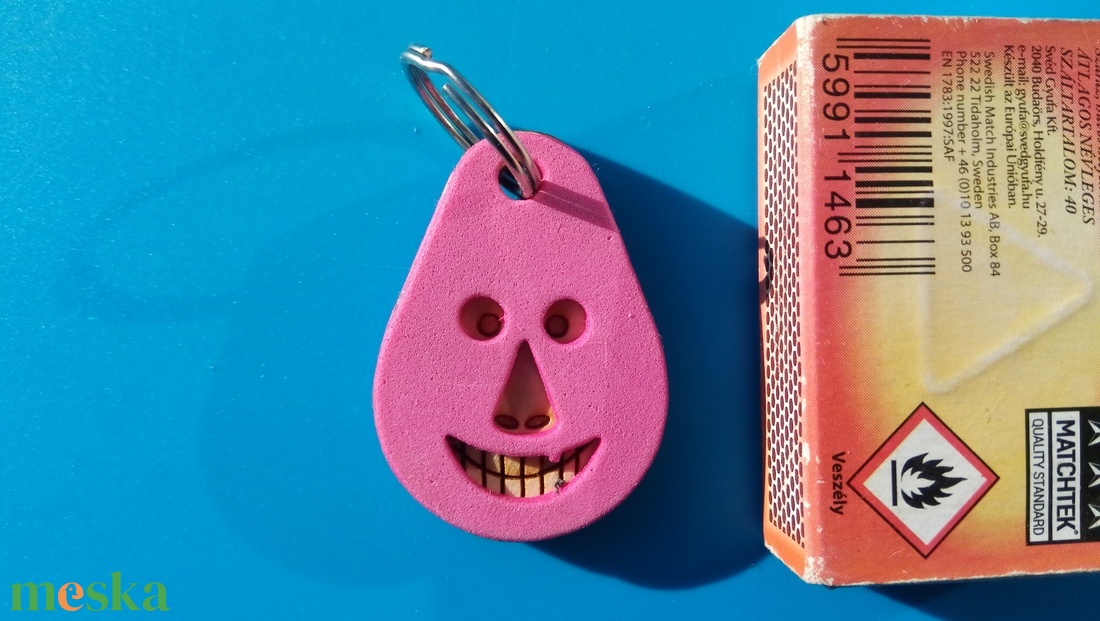 Rózsaszín, Vidám Busó kulcstartó. Gumírozott felület, gravírozott alappal. Vidámaknak jár, búsulóknak vidító ajándék. - táska & tok - kulcstartó & táskadísz - kulcstartó - Meska.hu