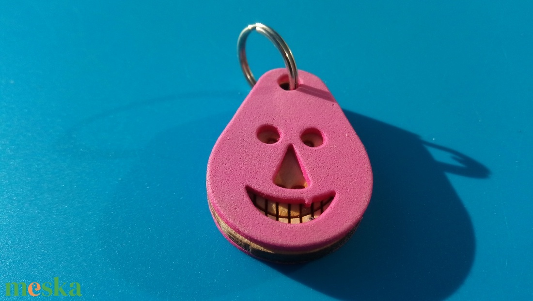 Rózsaszín, Vidám Busó kulcstartó. Gumírozott felület, gravírozott alappal. Vidámaknak jár, búsulóknak vidító ajándék. - táska & tok - kulcstartó & táskadísz - kulcstartó - Meska.hu
