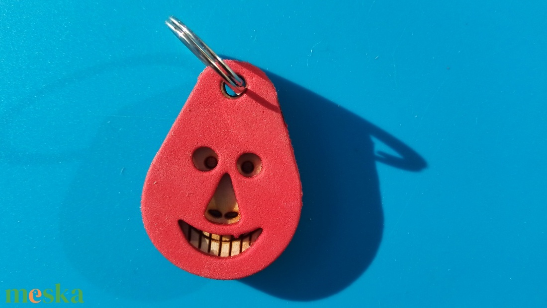 Piros, Vidám Busó kulcstartó. Gumírozott felület, gravírozott alappal. Vidámaknak jár, búsulóknak vidító ajándék. - táska & tok - kulcstartó & táskadísz - kulcstartó - Meska.hu