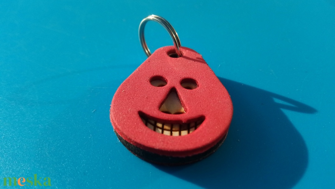 Piros, Vidám Busó kulcstartó. Gumírozott felület, gravírozott alappal. Vidámaknak jár, búsulóknak vidító ajándék. - táska & tok - kulcstartó & táskadísz - kulcstartó - Meska.hu