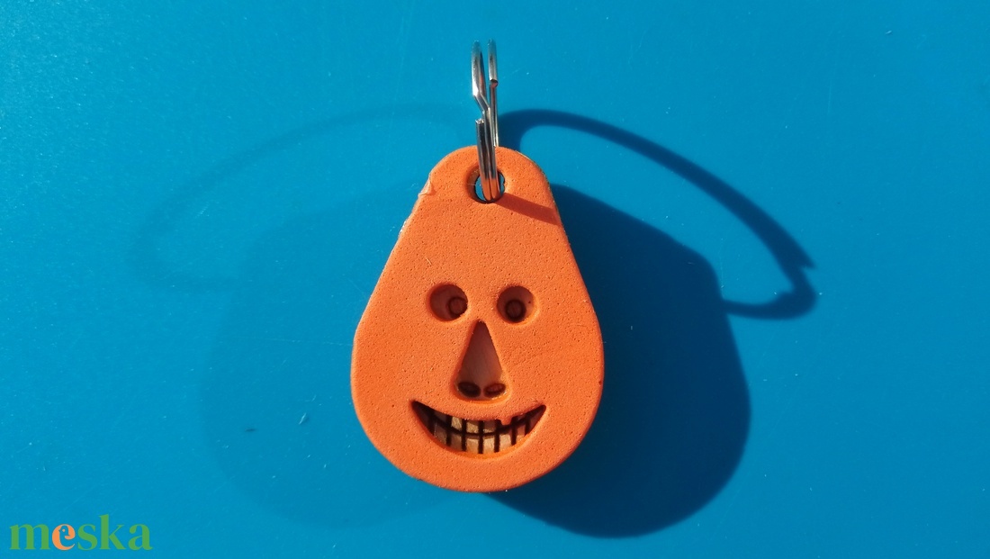 Narancssárga, Vidám Busó kulcstartó. Gumírozott felület gravírozott alappal. Vidámaknak jár, búsulóknak vidító ajándék - táska & tok - kulcstartó & táskadísz - kulcstartó - Meska.hu