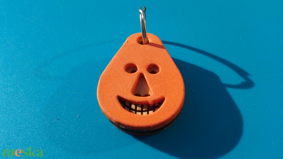 Narancssárga, Vidám Busó kulcstartó. Gumírozott felület gravírozott alappal. Vidámaknak jár, búsulóknak vidító ajándék - táska & tok - kulcstartó & táskadísz - kulcstartó - Meska.hu