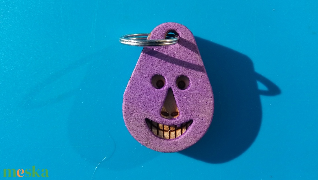 Lila, Vidám Busó kulcstartó. Gumírozott felület, gravírozott alappal. Vidámaknak jár, búsulóknak vidító ajándék. - táska & tok - kulcstartó & táskadísz - kulcstartó - Meska.hu