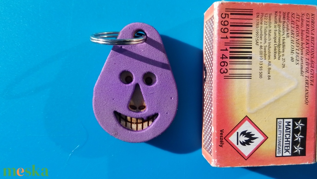 Lila, Vidám Busó kulcstartó. Gumírozott felület, gravírozott alappal. Vidámaknak jár, búsulóknak vidító ajándék. - táska & tok - kulcstartó & táskadísz - kulcstartó - Meska.hu