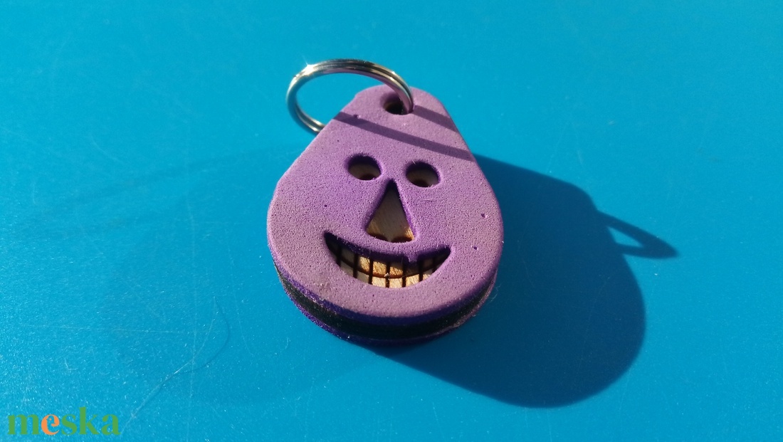 Lila, Vidám Busó kulcstartó. Gumírozott felület, gravírozott alappal. Vidámaknak jár, búsulóknak vidító ajándék. - táska & tok - kulcstartó & táskadísz - kulcstartó - Meska.hu