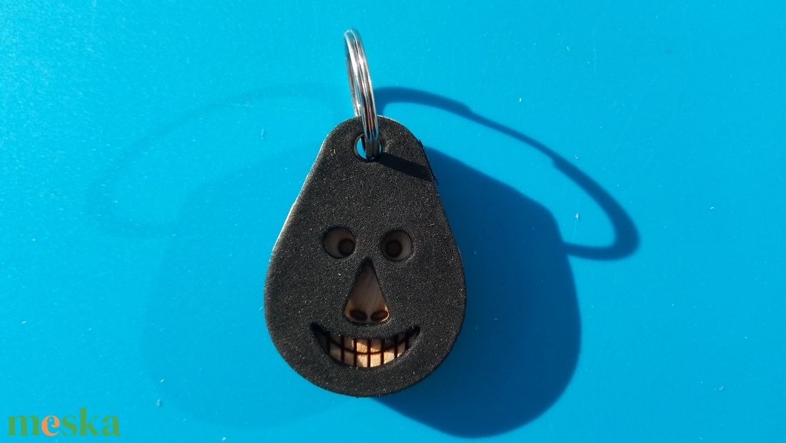 Fekete, Bankrabló Busó kulcstartó. Gumírozott felület, gravírozott alappal. Vidámaknak jár, búsulóknak vidító ajándék. - táska & tok - kulcstartó & táskadísz - kulcstartó - Meska.hu