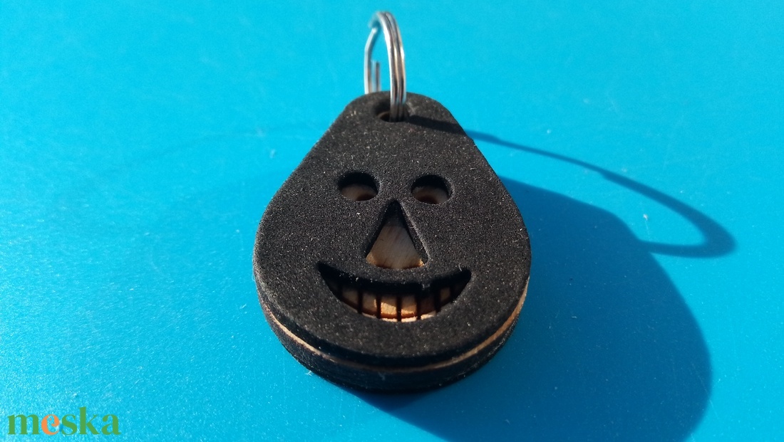 Fekete, Bankrabló Busó kulcstartó. Gumírozott felület, gravírozott alappal. Vidámaknak jár, búsulóknak vidító ajándék. - táska & tok - kulcstartó & táskadísz - kulcstartó - Meska.hu