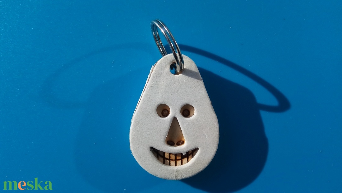 Fehér, Vidám Busó kulcstartó. Gumírozott felület, gravírozott alappal. Vidámaknak jár, búsulóknak vidító ajándék. - táska & tok - kulcstartó & táskadísz - kulcstartó - Meska.hu