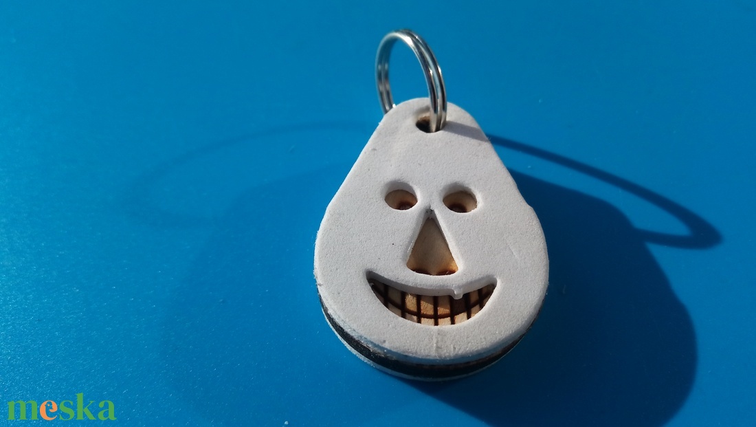 Fehér, Vidám Busó kulcstartó. Gumírozott felület, gravírozott alappal. Vidámaknak jár, búsulóknak vidító ajándék. - táska & tok - kulcstartó & táskadísz - kulcstartó - Meska.hu