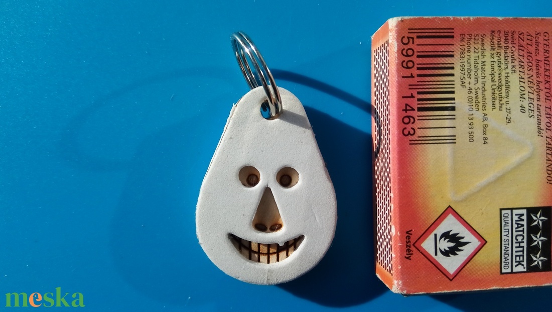 Fehér, Vidám Busó kulcstartó. Gumírozott felület, gravírozott alappal. Vidámaknak jár, búsulóknak vidító ajándék. - táska & tok - kulcstartó & táskadísz - kulcstartó - Meska.hu