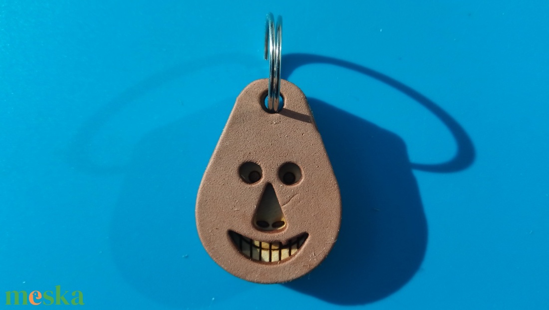 Barna, Vidám Busó kulcstartó. Gumírozott felület, gravírozott alappal. Vidámaknak jár, búsulóknak vidító ajándék. - táska & tok - kulcstartó & táskadísz - kulcstartó - Meska.hu