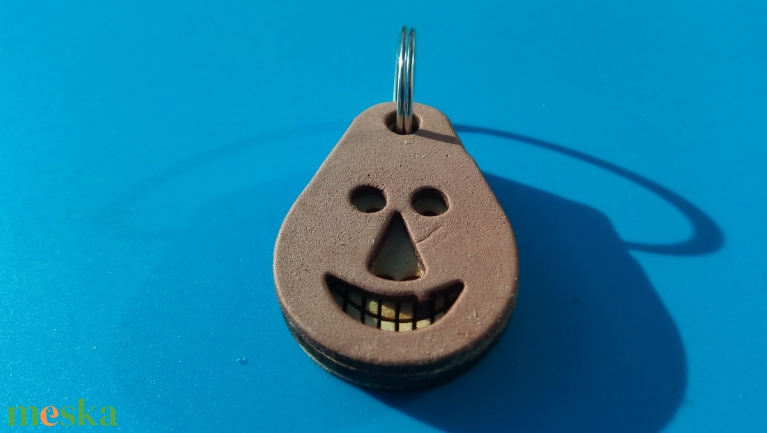 Barna, Vidám Busó kulcstartó. Gumírozott felület, gravírozott alappal. Vidámaknak jár, búsulóknak vidító ajándék. - táska & tok - kulcstartó & táskadísz - kulcstartó - Meska.hu