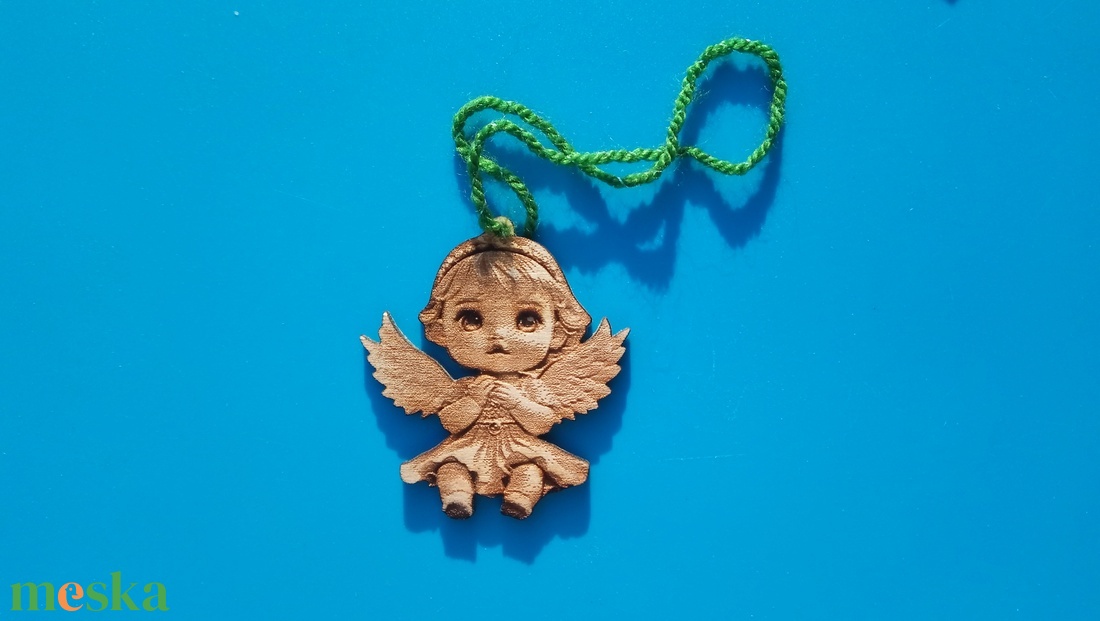 Angyal lányka gravírozott karácsonyfadísz. vagy visszapillantóra, hátizsákra, táskára, gyerekszobába szekrényajtóra. - karácsony - karácsonyi lakásdekoráció - karácsonyfadíszek - Meska.hu