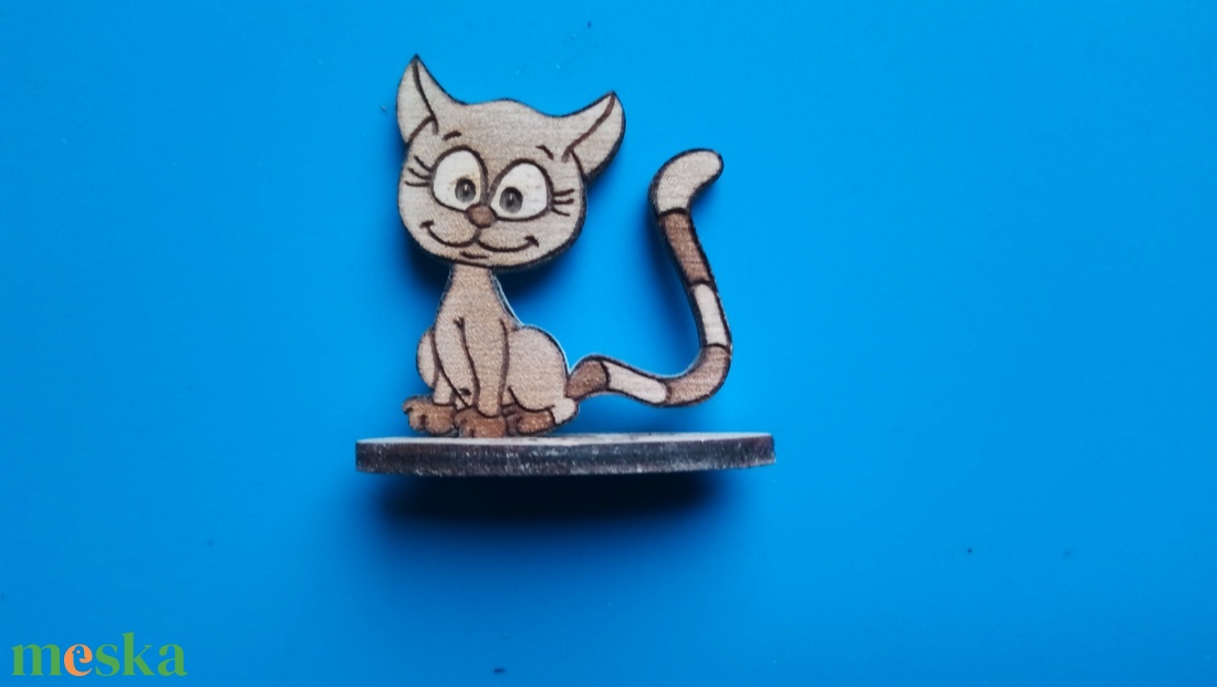 Lökött macska vitrindísz. Cica figura. Gyereknek éjjeliszekrényre, vitrinbe, karácsonyfa alá. Egyedi talp felirat. Kérd! - esküvő - dekoráció - asztaldísz - Meska.hu