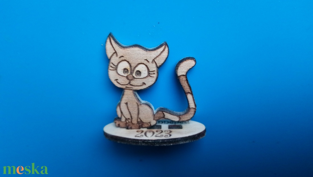 Lökött macska vitrindísz. Cica figura. Gyereknek éjjeliszekrényre, vitrinbe, karácsonyfa alá. Egyedi talp felirat. Kérd! - esküvő - dekoráció - asztaldísz - Meska.hu