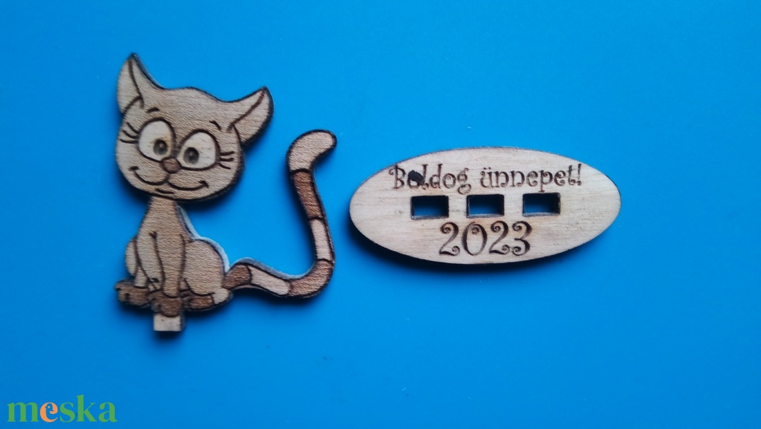 Lökött macska vitrindísz. Cica figura. Gyereknek éjjeliszekrényre, vitrinbe, karácsonyfa alá. Egyedi talp felirat. Kérd! - esküvő - dekoráció - asztaldísz - Meska.hu