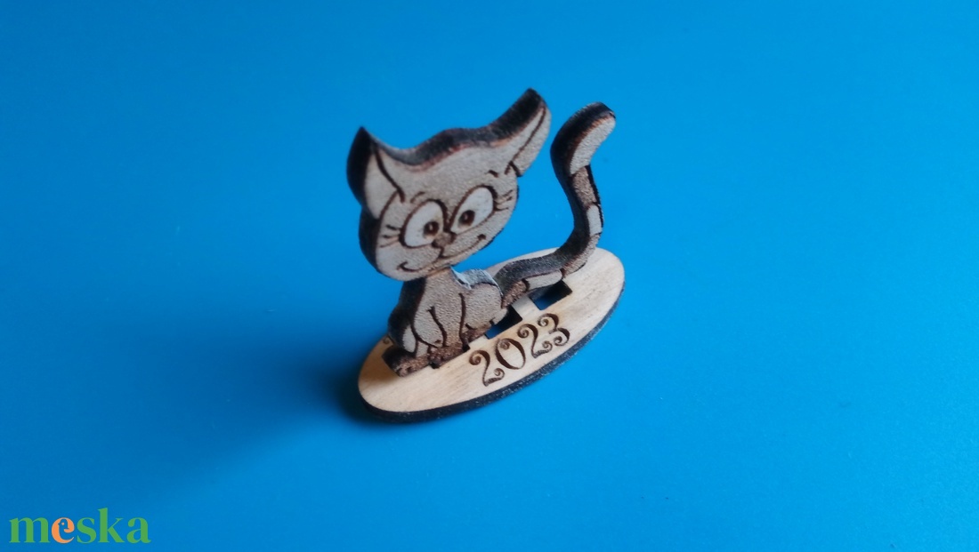 Lökött macska vitrindísz. Cica figura. Gyereknek éjjeliszekrényre, vitrinbe, karácsonyfa alá. Egyedi talp felirat. Kérd! - esküvő - dekoráció - asztaldísz - Meska.hu