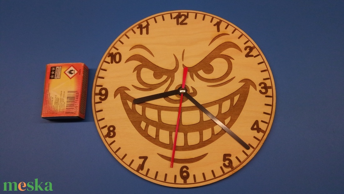 Gonosz mosoly falióra. Gyereknek, felnőttnek, ha szeretik az effajta, groteszk humort. Nappaliba, hálószobába, garázsba. - otthon & életmód - dekoráció - fali és függő dekoráció - falióra & óra - Meska.hu