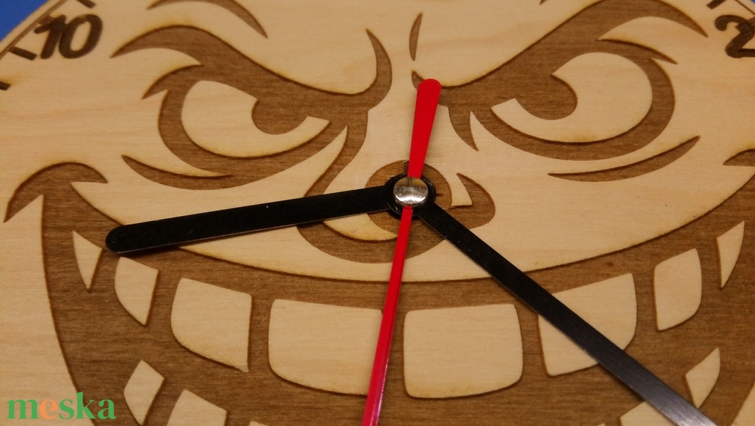 Gonosz mosoly falióra. Gyereknek, felnőttnek, ha szeretik az effajta, groteszk humort. Nappaliba, hálószobába, garázsba. - otthon & életmód - dekoráció - fali és függő dekoráció - falióra & óra - Meska.hu