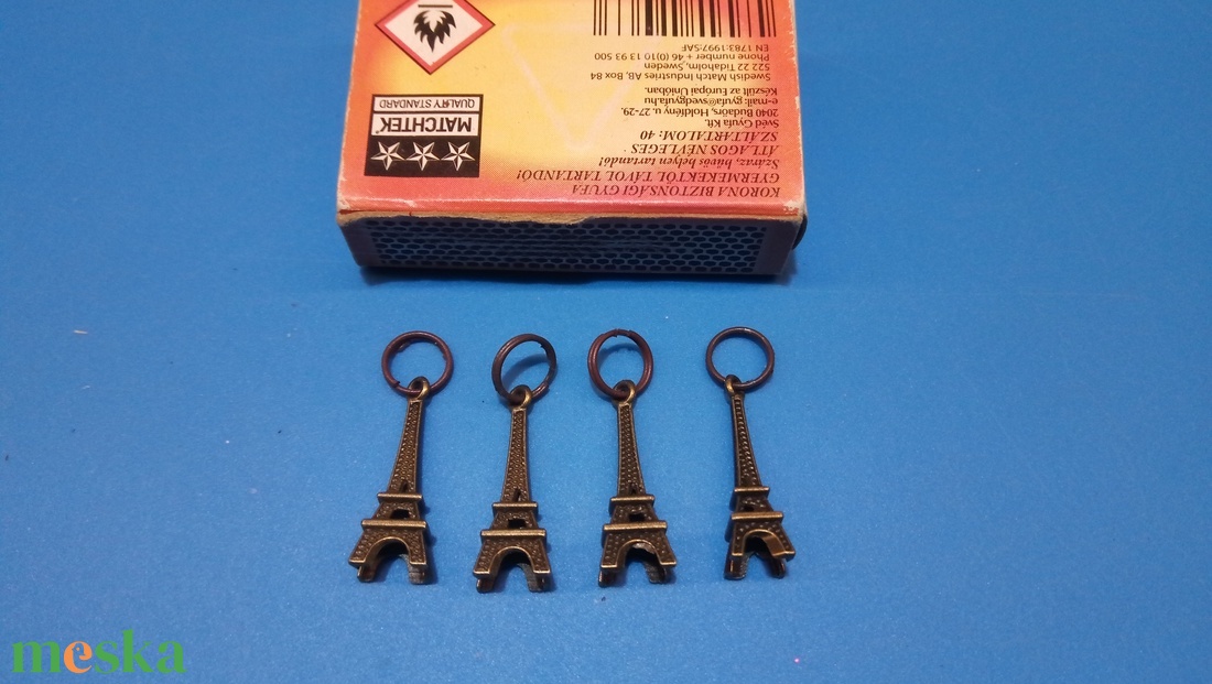 Zipzárdísz szettek, 4 db/szett. Patkó és Eiffel torony. Kabát, mellény, táska, pénztárca, bőr kulcstartó zipzárra dísz. - ruha & divat - páros szett - anya-lánya szett - Meska.hu