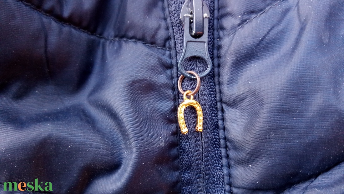 Zipzárdísz szettek, 4 db/szett. Patkó és Eiffel torony. Kabát, mellény, táska, pénztárca, bőr kulcstartó zipzárra dísz. - ruha & divat - páros szett - anya-lánya szett - Meska.hu