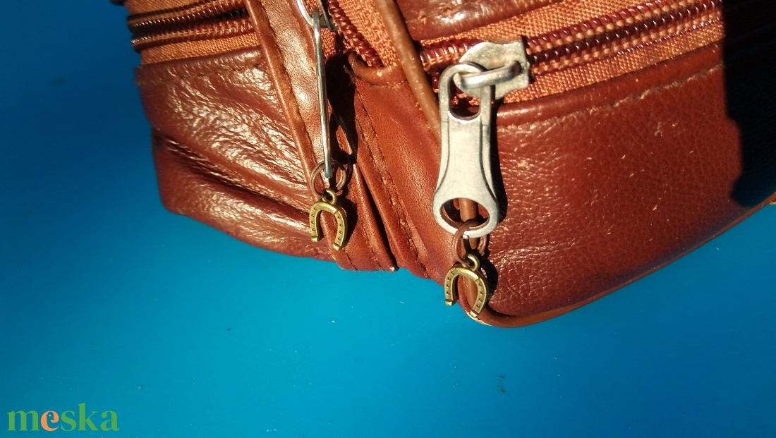 Zipzárdísz szettek, 4 db/szett. Patkó és Eiffel torony. Kabát, mellény, táska, pénztárca, bőr kulcstartó zipzárra dísz. - ruha & divat - páros szett - anya-lánya szett - Meska.hu