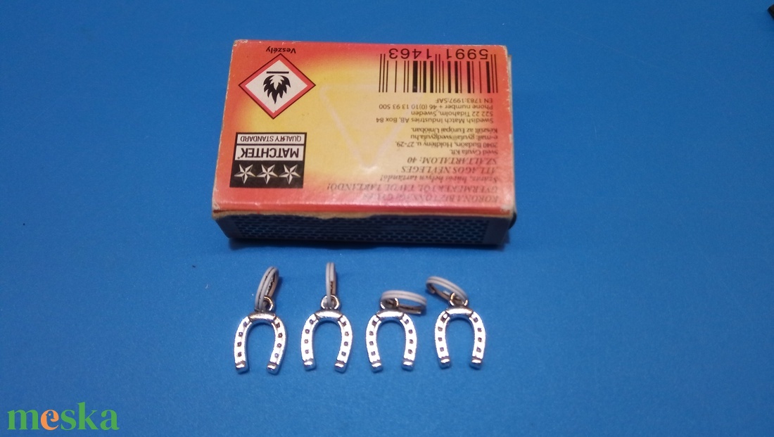 Zipzárdísz szettek, 4 db/szett. Patkó és Eiffel torony. Kabát, mellény, táska, pénztárca, bőr kulcstartó zipzárra dísz. - ruha & divat - páros szett - anya-lánya szett - Meska.hu