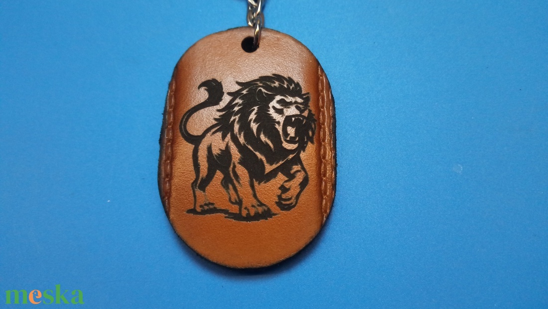 Oroszlános kulcstartó. Oroszlán rajongóknak. Műbőr anyagra. Férfinak, fiúnak, Afrika vadásznak, állatidomárnak, ajándék. - táska & tok - kulcstartó & táskadísz - kulcstartó - Meska.hu