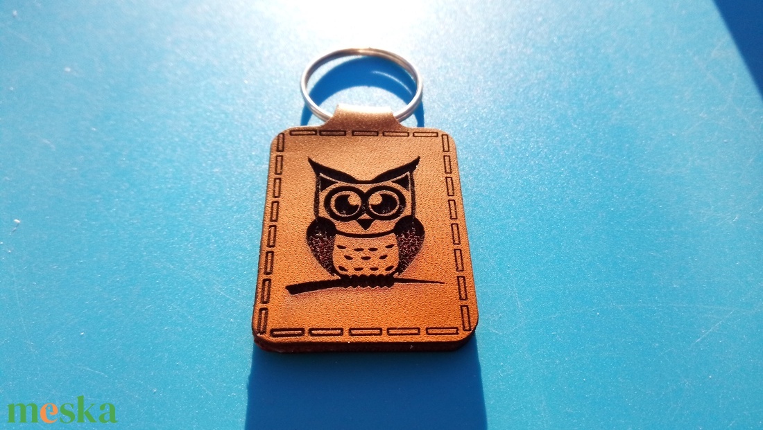 Baglyos bagoly mintás műbőr kulcstartó. Tudós bagollyal mintázva. Állatbarátnak, fiúnak, férfinak, nőnek, gyereknek. - táska & tok - kulcstartó & táskadísz - kulcstartó - Meska.hu