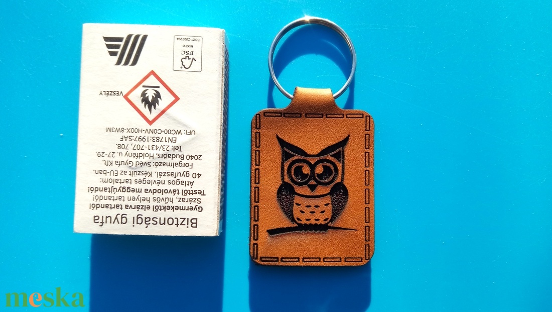 Baglyos bagoly mintás műbőr kulcstartó. Tudós bagollyal mintázva. Állatbarátnak, fiúnak, férfinak, nőnek, gyereknek. - táska & tok - kulcstartó & táskadísz - kulcstartó - Meska.hu