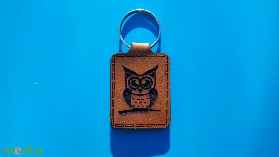 Bagoly mintás bőr hatású kulcstartó. Baglyos kulcsdisz férfinak, gyereknek, fiúnak, könyvmolynak. - táska & tok - kulcstartó & táskadísz - kulcstartó - Meska.hu