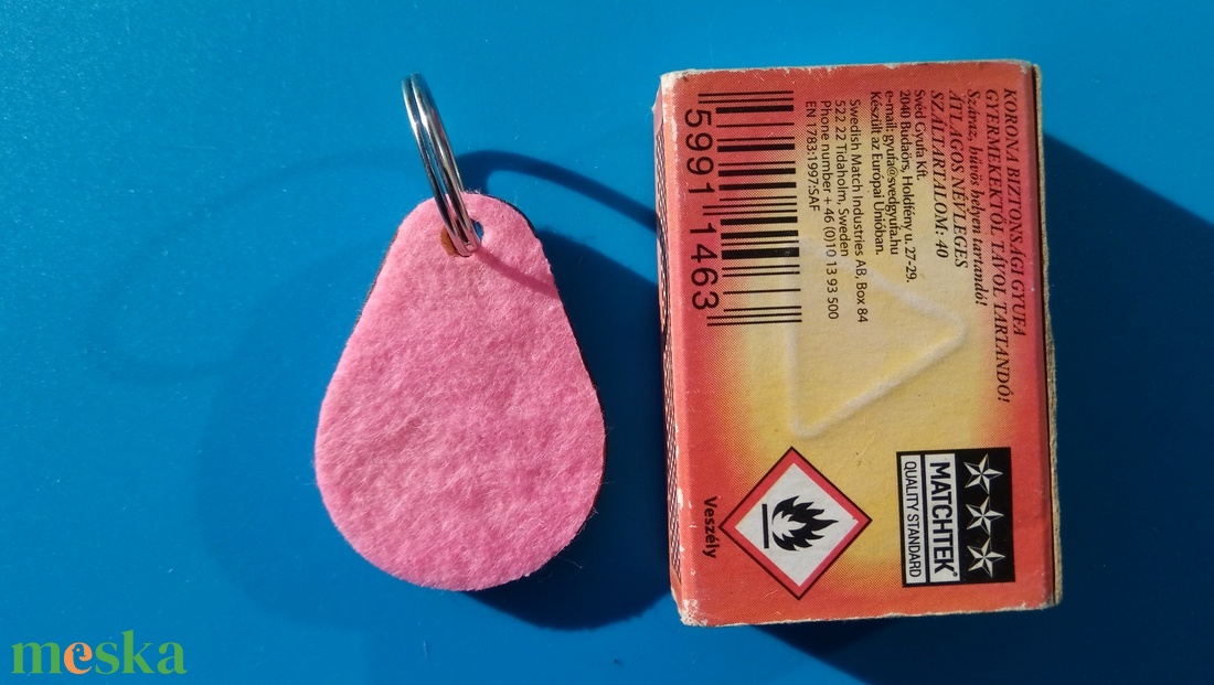 Rózsaszín filces kulcstartó csepp formájú fa alappal. Élénk, figyelemfelkeltő posztó hatású felülettel. - táska & tok - kulcstartó & táskadísz - kulcstartó - Meska.hu