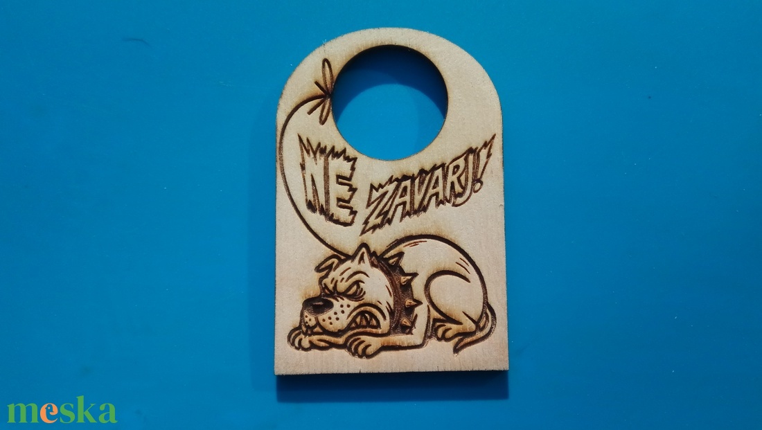 NE ZAVARJ! tábla. Vicces, humoros kutyával, elhallgatott fenyegetéssel. Kutyus rajongónak, Véreb tartónak, Eb imádónak. - esküvő - dekoráció - tábla & jelzés - Meska.hu