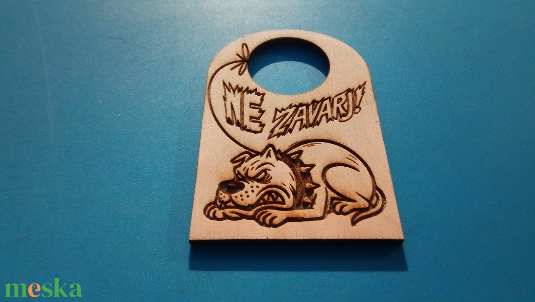 NE ZAVARJ! tábla. Vicces, humoros kutyával, elhallgatott fenyegetéssel. Kutyus rajongónak, Véreb tartónak, Eb imádónak. - esküvő - dekoráció - tábla & jelzés - Meska.hu