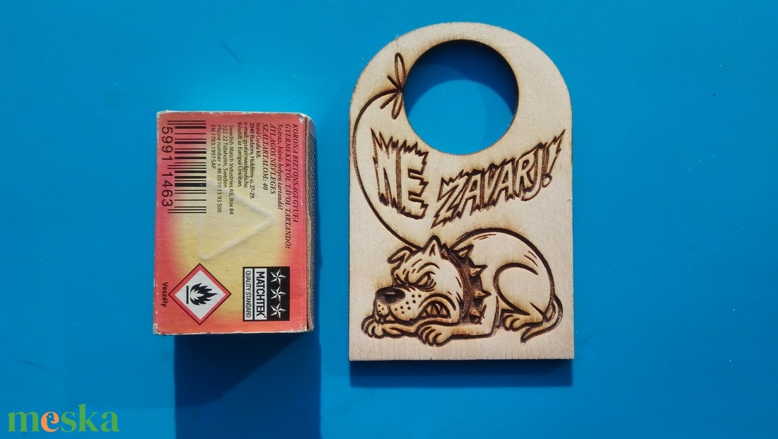 NE ZAVARJ! tábla. Vicces, humoros kutyával, elhallgatott fenyegetéssel. Kutyus rajongónak, Véreb tartónak, Eb imádónak. - esküvő - dekoráció - tábla & jelzés - Meska.hu