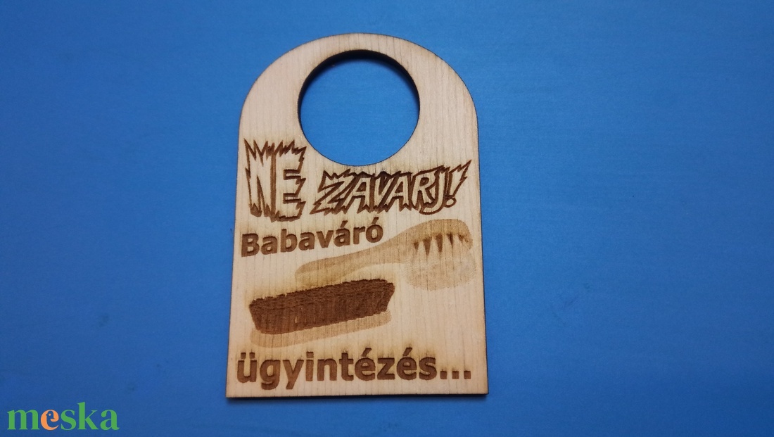 NE ZAVARJ! tábla, kefe mintával. Vicces, humoros szöveggel, sokat sejtető képekkel. - esküvő - dekoráció - tábla & jelzés - Meska.hu