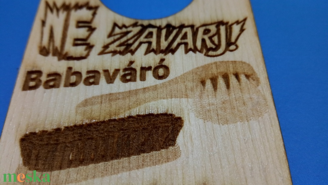 NE ZAVARJ! tábla, kefe mintával. Vicces, humoros szöveggel, sokat sejtető képekkel. - esküvő - dekoráció - tábla & jelzés - Meska.hu