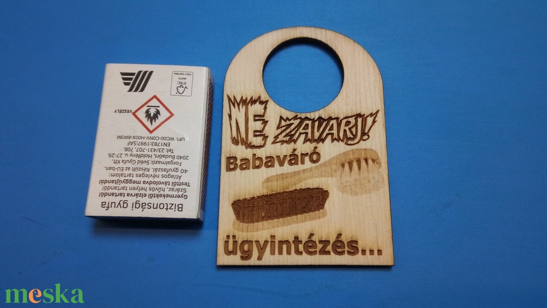 NE ZAVARJ! tábla, kefe mintával. Vicces, humoros szöveggel, sokat sejtető képekkel. - esküvő - dekoráció - tábla & jelzés - Meska.hu