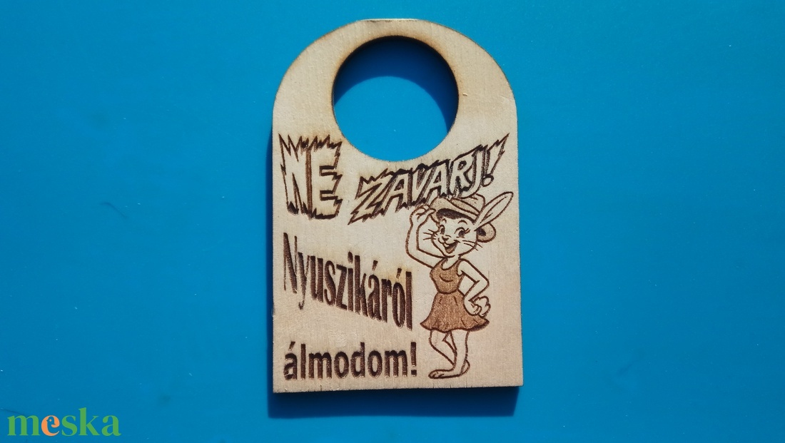 NE ZAVARJ! tábla, nyuszika mintával. Vicces, humoros figyelmeztetés. Ajándék; fiúnak, férfinak, vőlegénynek, barátnak. - esküvő - dekoráció - tábla & jelzés - Meska.hu