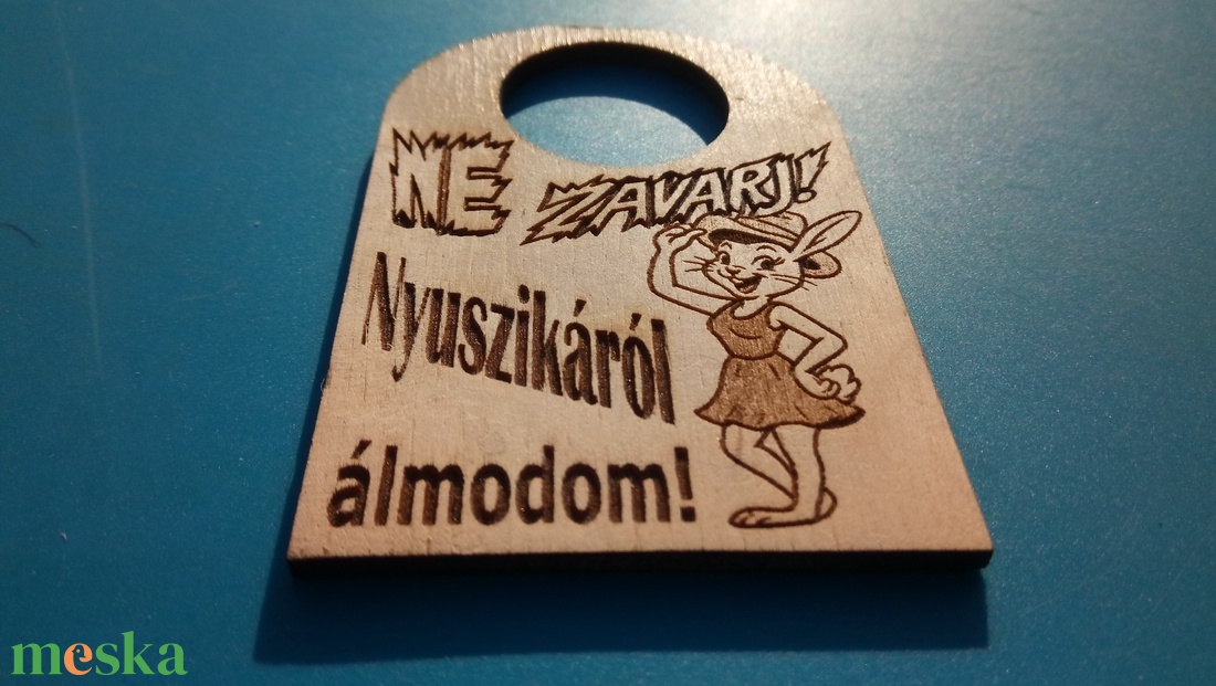 NE ZAVARJ! tábla, nyuszika mintával. Vicces, humoros figyelmeztetés. Ajándék; fiúnak, férfinak, vőlegénynek, barátnak. - esküvő - dekoráció - tábla & jelzés - Meska.hu
